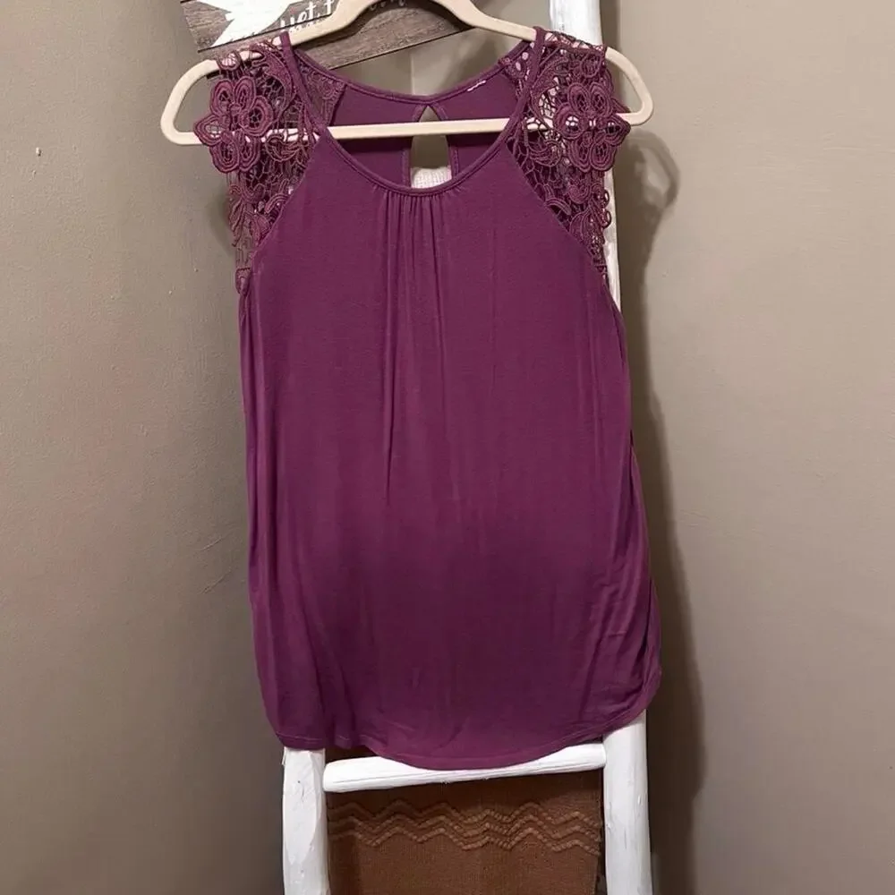 Beautiful top featuring floral crochet lace